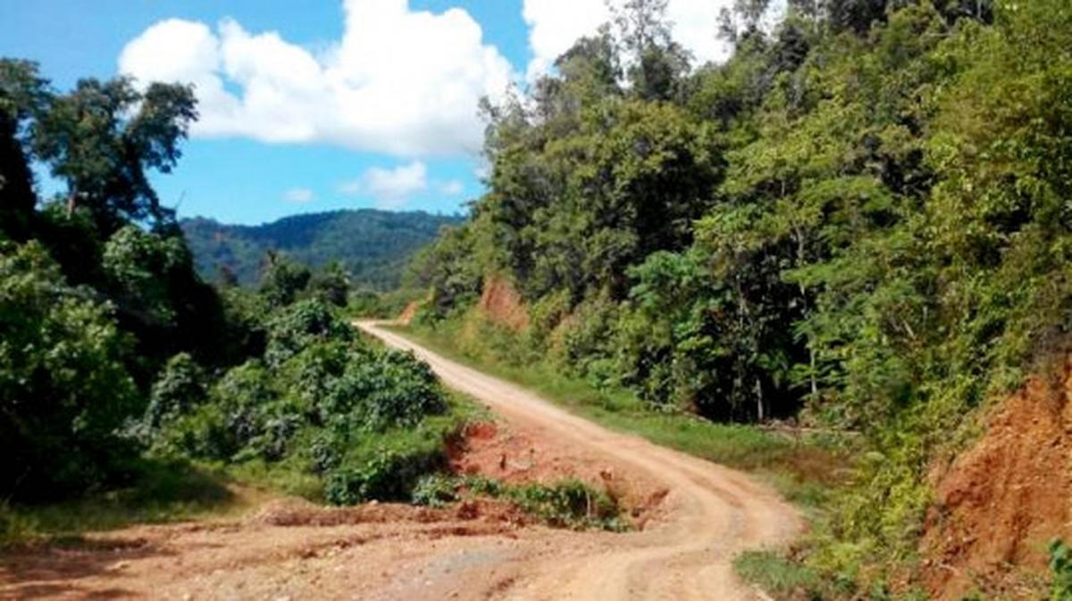 Lintasi medan berat, mobil offroad di Tambrauw berubah jadi taksi