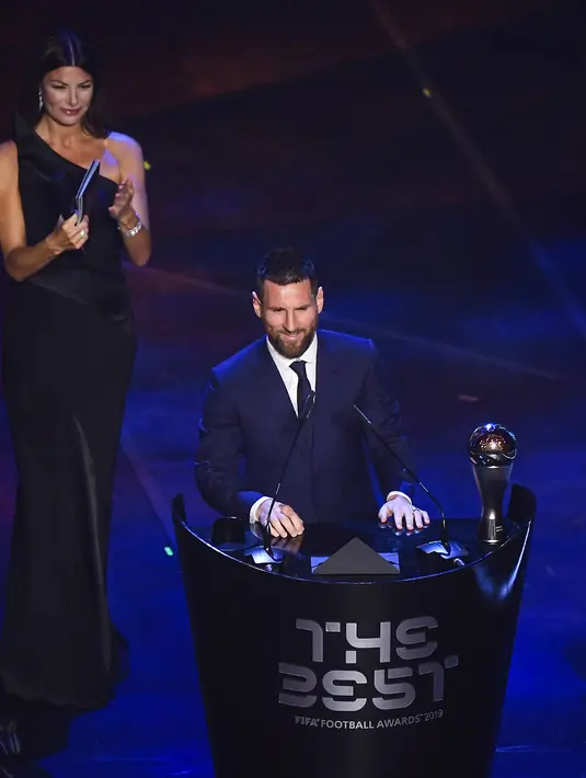Penyerang Barcelona, Lionel Messi memberi sambutan usai menerima penghargaan Pemain Terbaik Dunia 2019 versi FIFA di teater La Scala Milan, Italia utara (23/9/2019). Ini merupakan penghargaan pertama bagi Messi dalam format The Best FIFA Men's Player. (AFP Photo/Marco Bertorello)