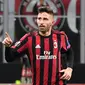 Pemain AC Milan Fabio Borini berselebrasi usai mencetak gol ke gawang Ludogorets Razgrad pada leg kedua babak 32 besar Liga Europa di San Siro, Milan, Kamis (22/2). Milan menang tipis 1-0 sehingga lolos ke babak 16 besar. (Daniel Dal Zennaro/ANSA via AP)