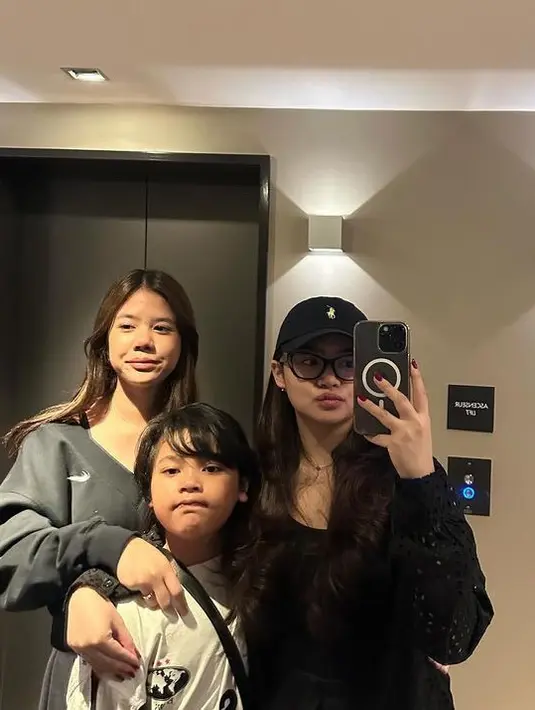Meski bukan saudara kandung, namun ketiganya tampak kompak. Safeea mengenakan sweater hitam, Tiara dengan baju hitamnya, dan Ali mengenakan baju putih. [@tiaransvtr]