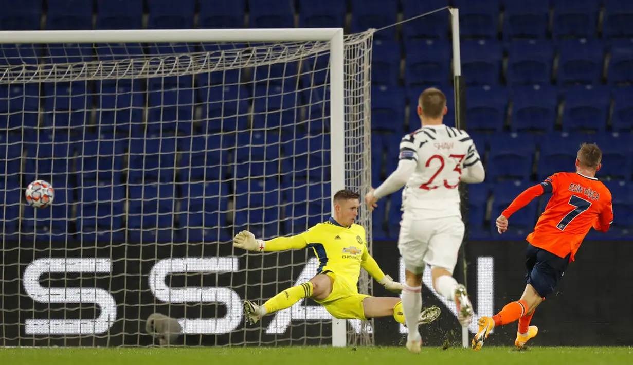 Pemain Istanbul Basaksehir Edin Visca (kanan) mencetak gol ke gawang Manchester United  pada pertandingan Grup H Liga Champions di Stadion Fatih Terim, Istanbul, Turki, Rabu (4/11/2020). Istanbul Basaksehir menang 2-1. (AP Photo)