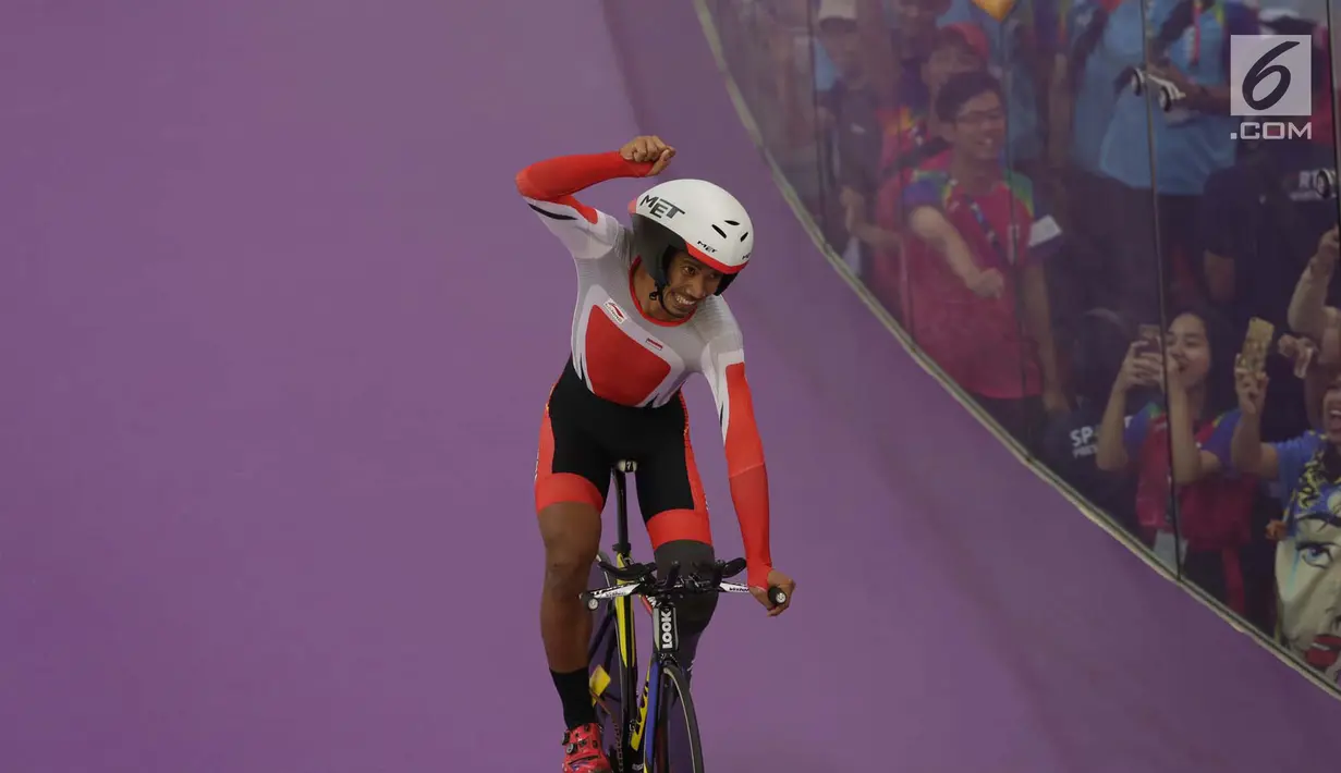 Pebalap sepeda Indonesia, M. Fadli Imammuddin  berselebrasi setelah berhasil juara nomor 4000 meter individual pursuit C4, Jakarta Timur, Jumat (12/10). M. Fadli meraih mendali emas  dengan catatan waktu 5 menit 3.605 detik. (Merdeka.com/Imam Buhori)