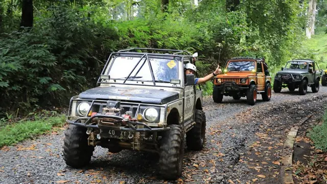 Gubernur Jawa Tengah, Ganjar Pranowo menjajal tracck offroad di Baturraden, Banyumas, Jawa Tengah. (Foto: Liputan6.com/Humas Pemkab Banyumas)