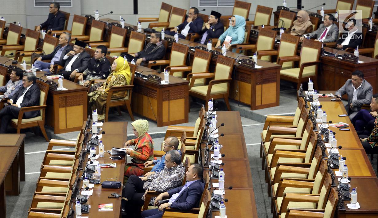 Sejumlah anggota DPR saat hadir dalam Rapat Paripurna di Kompleks Parlemen, Jakarta, Kamis (29/8/2019). Rapat Paripurna beragendakan pidato Ketua DPR Bambang Soesatyo dalam rangka HUT ke-74 DPR. (Liputan6.com/JohanTallo)