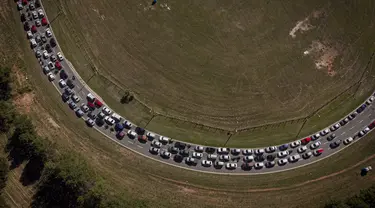 Pengemudi menunggu untuk menjalani tes PCR COVID-19 gratis di tempat pengujian drive-thru di arena pacuan kuda di Capiata, Paraguay, Selasa (11/1/2022).  (AP Photo/Jorge Saenz)