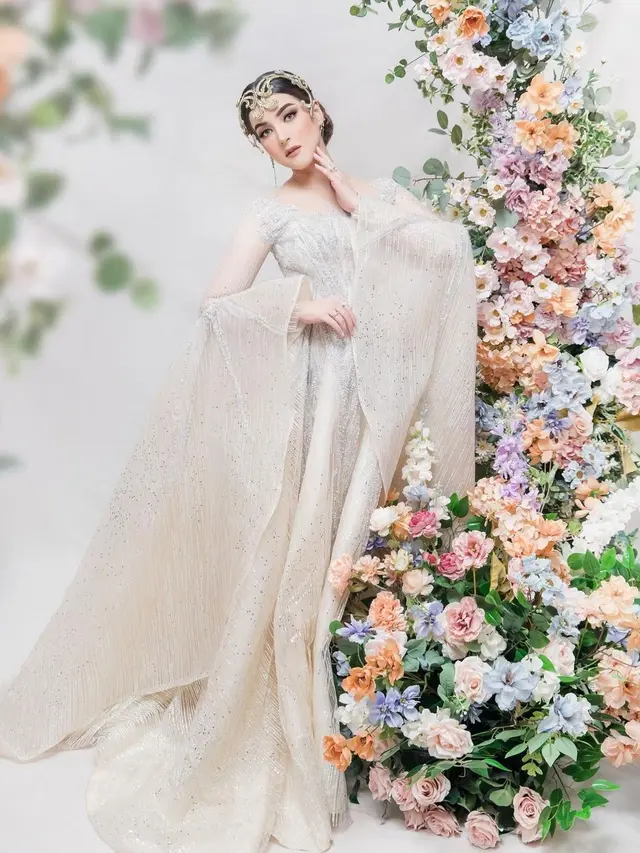 Potret Tasya Farasya Kenakan Busana Pengantin Bernuansa Putih. (Sumber: Instagram/tasyafarasya)