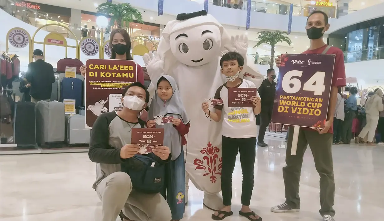 Lagi-lagi La'eeb mendapatkan sambutan hangat para warga yang tengah berbelanja dengan mengajak berfoto bareng. (Procomm Surya Citra Media)
