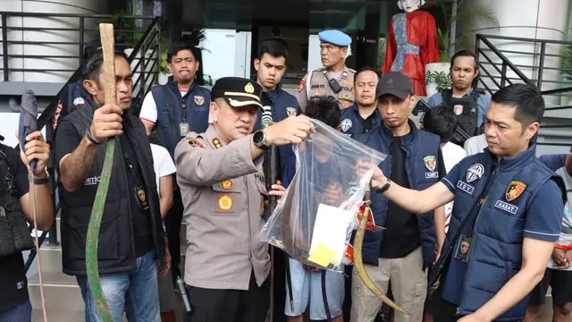 Barang bukti tawuran maut di Jakarta Barat.
