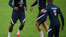 Gelandang Timnas Prancis Paul Pogba (kiri) mengontrol bola di sebelah Matteo Guendouzi (tengah) saat sesi latihan di stadion Olimpiade di Kiev, Jumat (3/9/2021). Prancis akan menghadapi Ukraina di Grup D Kualifikasi Piala Dunia 2022 zona Eropa pada Minggu dinihari, 5 September. (FRANCK FIFE/AFP)