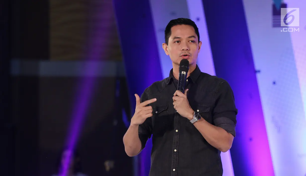 Artis peran Dude Harlino menjadi pembicara Entrepreneur Muda Inspiratif pada Emtek Goes To Campus (EGTC) 2018 di Universitas Negeri Semarang, Kamis (18/7). Dude membagikan pengalaman dan rahasia suksesnya kepada peserta EGTC (Liputan6.com/Herman Zakharia)