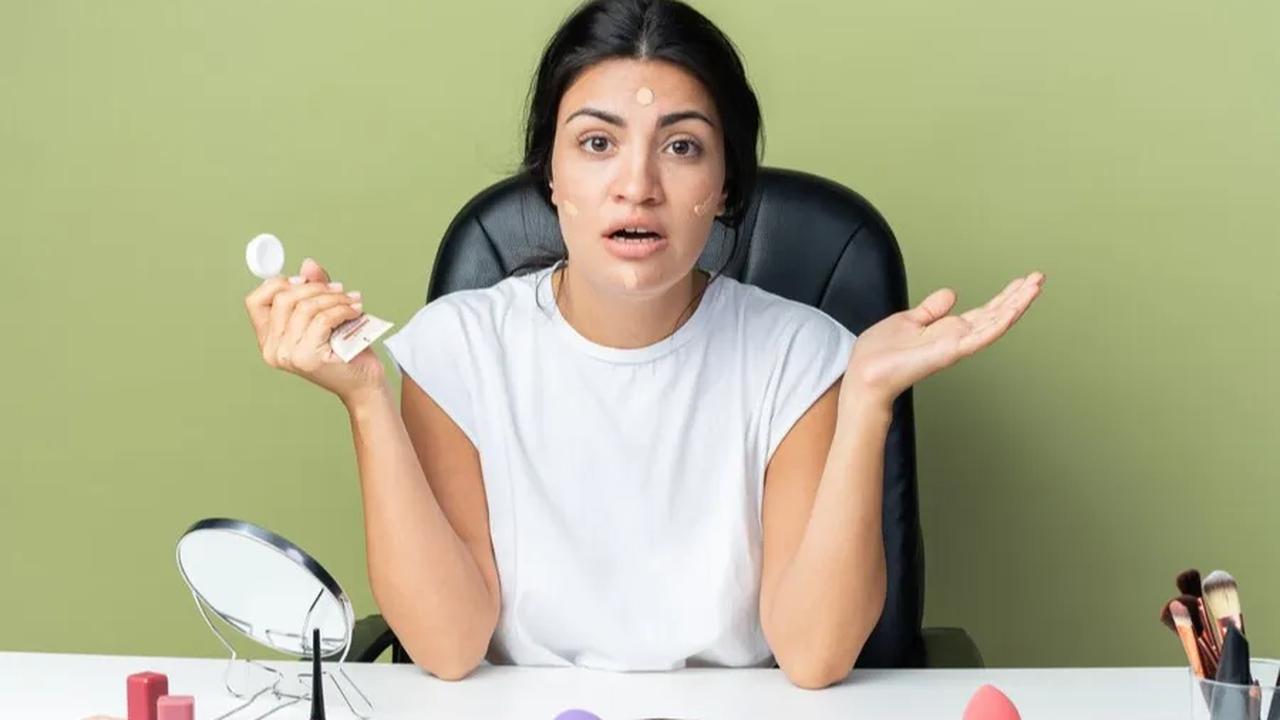 "Esensi dari gaya riasan ini adalah menyoroti fitur alami pada wajah, bukan menutupinya," ujar seorang beauty influencer.
