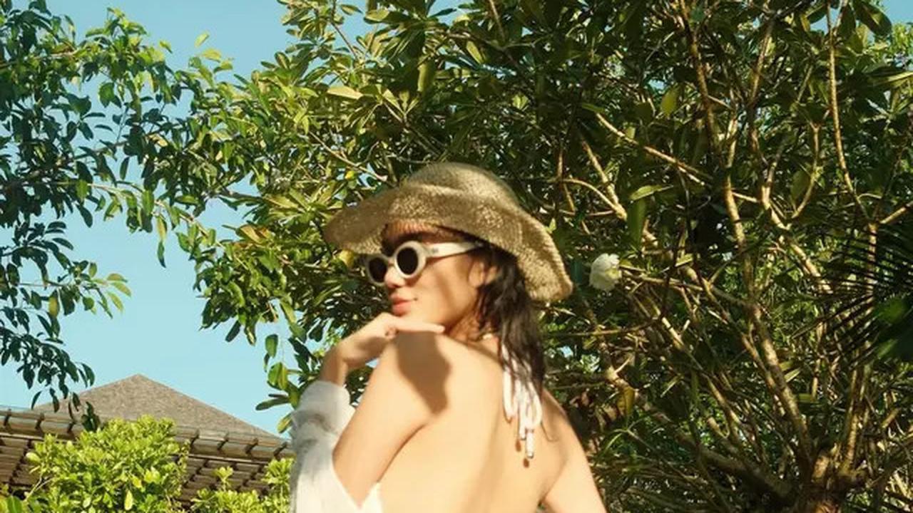 Gaya Berani Azizah Salsha Liburan di Bali Kenakan Dress Terbuka untuk Kondangan hingga Berjemur