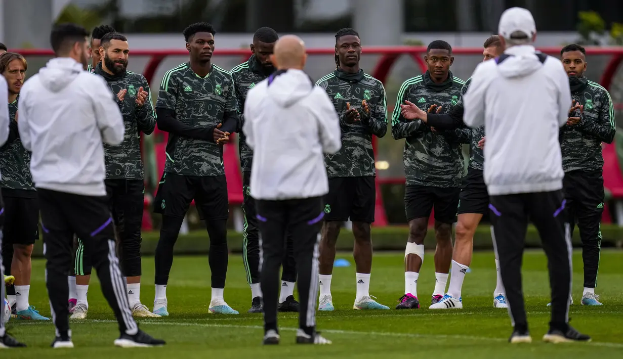Para pemain Real Madrid mengikuti sesi latihan jelang berhadapan dengan wakil Asia, Al-Hilal pada final Piala Dunia Antarklub 2022, di Rabat, Maroko, Jumat (10/2/2023). Madrid adalah klub dengan gelar juara terbanyak di turnamen ini. (AP Photo/Manu Fernandez)