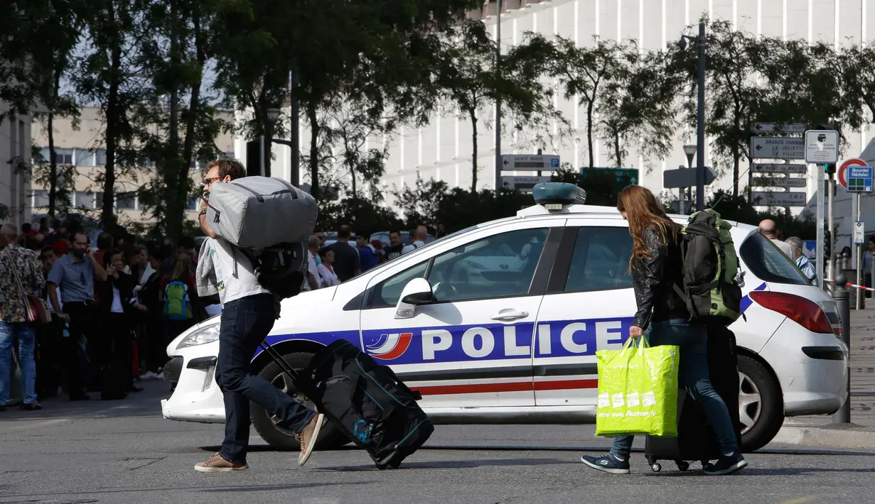 Mobil polisi berjaga di luar Stasiun Kereta Api Saint Charles setelah serangan pisau seorang pria, Marseille, Prancis Selatan, (1/10). Serangan ini menewaskan dua wanita sebelum tentara menembak mati penyerang tersebut. (AP Photo/Claude Paris)