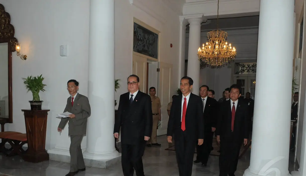 Rabu (13/8/14), Menteri Luar Negeri Korea Utara Ri Su Yong menemui Gubernur DKI Jakarta Joko Widodo di Balai Kota. (Liputan6.com/Herman Zakharia)