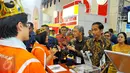 Presiden Joko Widodo berbincang dengan penjaga stan di pameran 26th Education and Traning Expo 2017, di Jakarta, Kamis (2/2). Pameran pendidikan tinggi dan pelatihan ini diikuti kurang lebih 160 PTN/PTS dalam dan Luar Negeri. (Liputan6.com/Angga Yuniar)