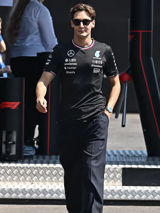 Pembalap Inggris dari Mercedes, George Russell tiba di lintasan balap Hungaroring di Mogyorod dekat Budapest pada 18 Juli 2024. (Attila KISBENEDEK/AFP)