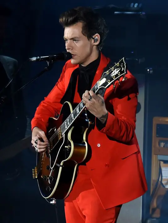 “Coba lihat, dia (Harry) cukup takut dengan hal ini, karena selama tampil, ia selalu menjauh dari  bagian sudut  panggung, tempat penggemarnya berdiri,” ungkap sumber. (AFP/Kevin Winter)