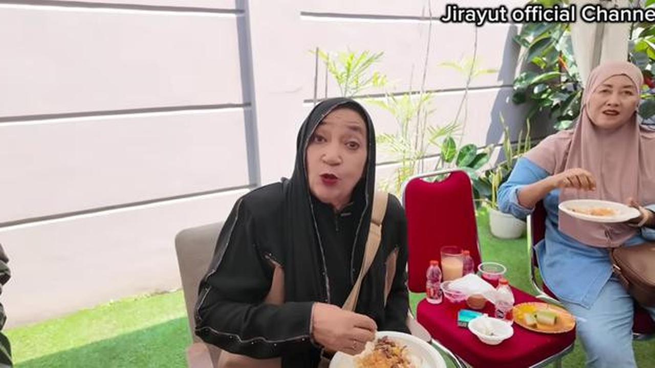 9 Potret Halaman Belakang Rumah Jirayut di Indonesia, Nyaman untuk Acara Keluarga