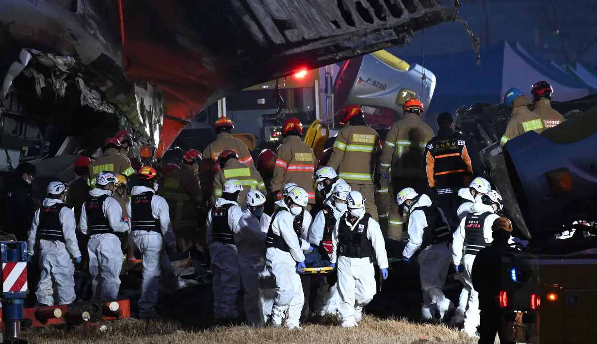 Dua orang awak pesawat dikabarkan berhasil diselamatkan. Sementara yang lainnya diduga tewas dalam kecelakaan tersebut. (JUNG YEON-JE/AFP)
