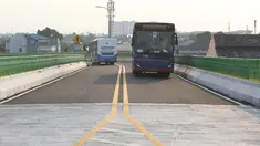 Busway Transjakarta melintas di dekat Halte Cipulir saat peresmian koridor 13 Transjakarta, Jakarta (16/8). Koridor 13 Transjakarta sepanjang 9,8 kilometer tersebut resmi beroperasi. (Liputan6.com/Immanuel Antonius)