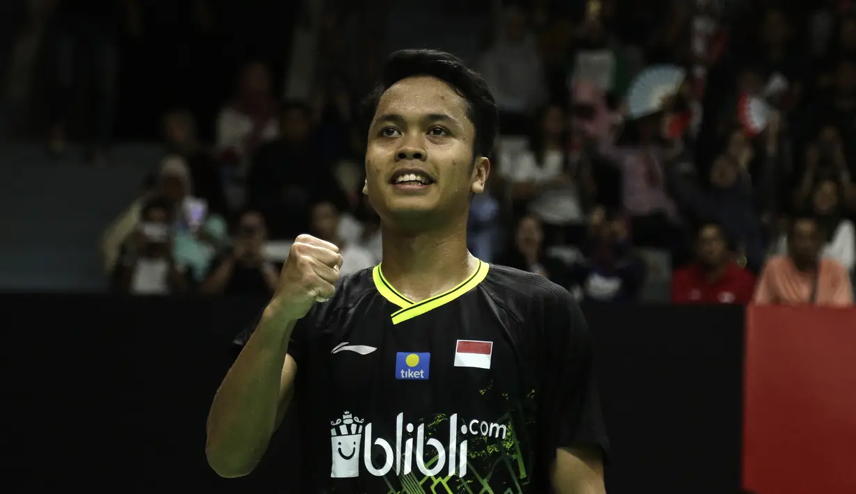 Tunggal putra Indonesia, Anthony Sinisuka Ginting, saat menghadapi tunggal China, Huang Yu Xiang, pada laga Indonesia Masters 2020 di Istora Senayan, Jakarta, Jumat (17/1). Anthony Ginting menang 21-11, 21-14 atas Huang Yu Xiang. (Bola.com/Yoppy Renato)