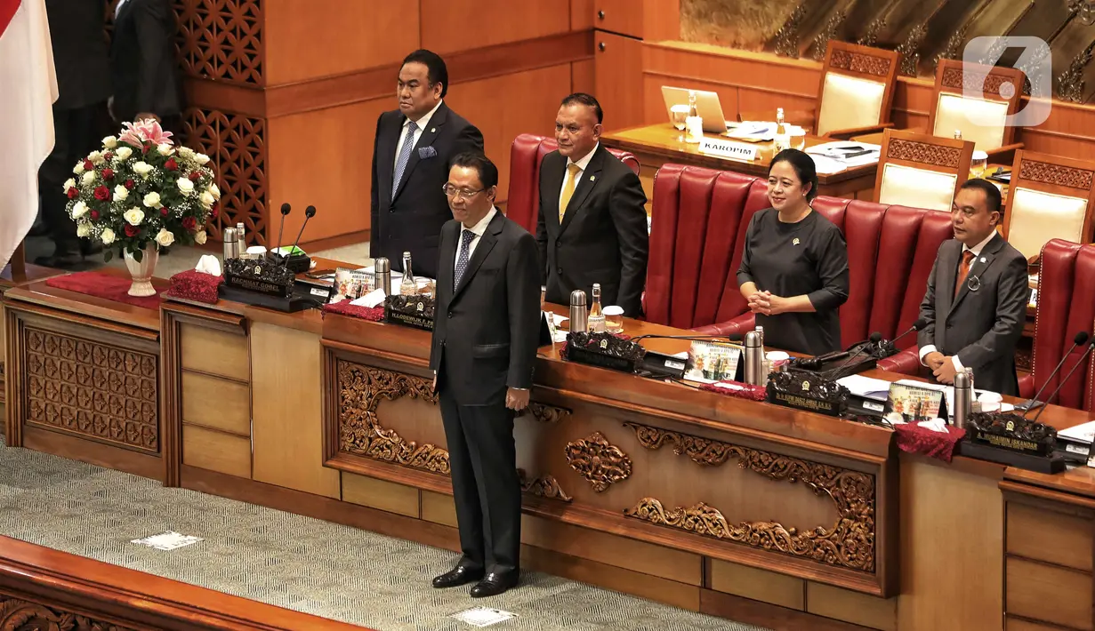 Ketua DPR Puan Maharani (kedua kanan), Wakil Ketua DPR Rachmat Gobel (kiri), Lodewijk Freidrich Paulus (kedua kiri), dan Sufmi Dasco Ahmad (kanan) berfoto bersama Calon Anggota BPK Periode 2022-2027 Ahmadi Noor Supit (depan) dalam rapat Paripurna DPR Ke-6 Masa Persidangan I Tahun Sidang 2022-2023 di Kompleks Parlemen, Senayan, Jakarta, Selasa (27/9/2022). (Liputan6.com/Angga Yuniar)