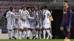 Pemain Juventus merayakan gol yang dicetak Weston McKennie ke gawang Barcelona pada laga matchday terakhir Grup G Liga Champions di Camp Nou Stadium, Rabu (9/12/2020) dini hari WIB. Juventus menang 3-0 atas Barcelona. (AFP/Josep Lago)