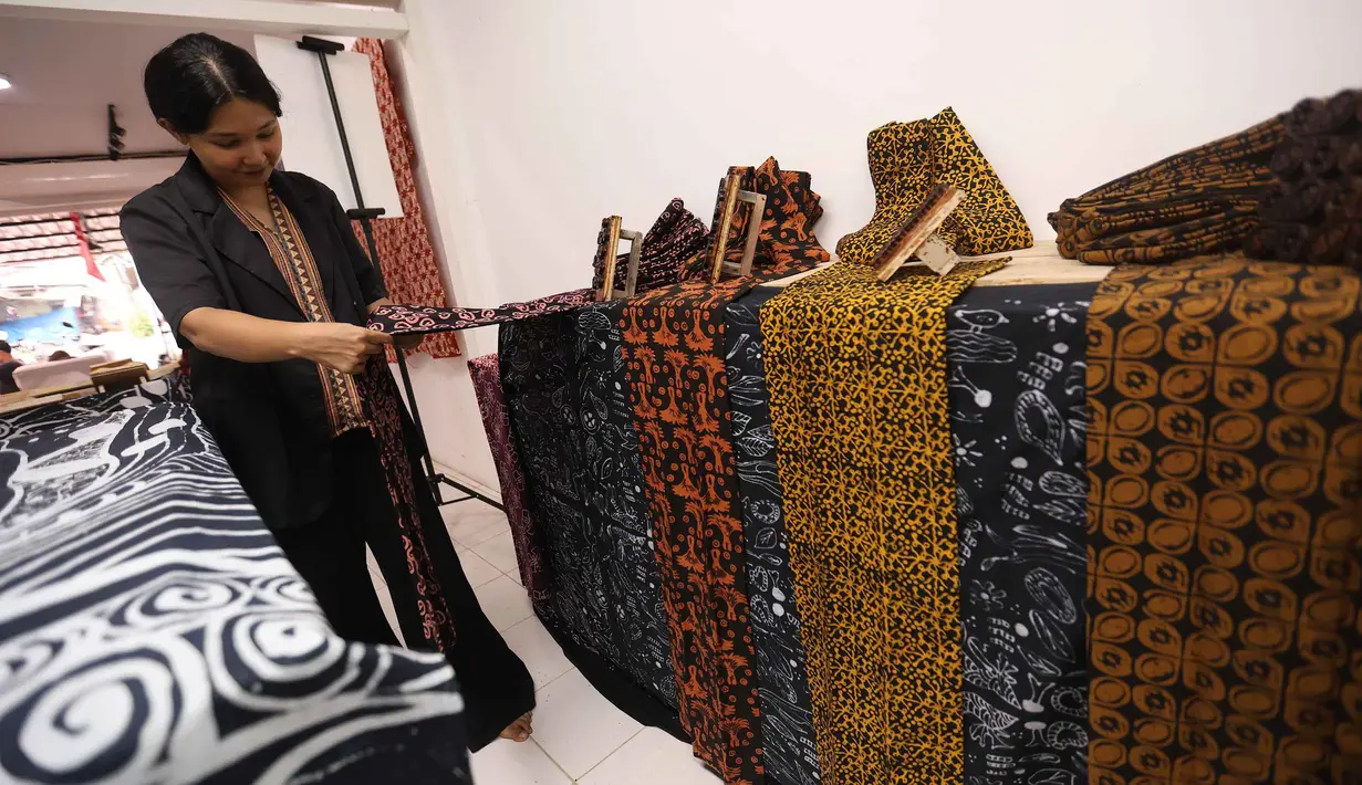 Dengan visi menjadi pusat pembelajaran batik yang inovatif, berkelanjutan, dan berdaya lingkungan, Rumah Batik Palbatu berharap bisa menginspirasi masyarakat untuk melestarikan seni batik Indonesia sambil mempromosikan praktik ramah lingkungan. (Kapanlagi.com/Budy Santoso)
