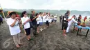 Warga Tionghoa berdoa menggunakan hio pada Perayaan Peh Cun di pantai Parangtritis, Bantul, Yogyakarta, Kamis (9/6).  Perayaan Peh Cun diselenggarakan dari tanggal 8-9 Juni 2016. (Liputan6.com/Boy Harjanto)