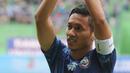 Kapten baru Arema FC, Dendi Santoso, menyapa suporter sebelum laga uji coba melawan PSIS di Stadion Gajayana, Malang, Kamis (4/1/2018). Arema FC menang 5-3 atas PSIS. (Bola.com/Iwan Setiawan)