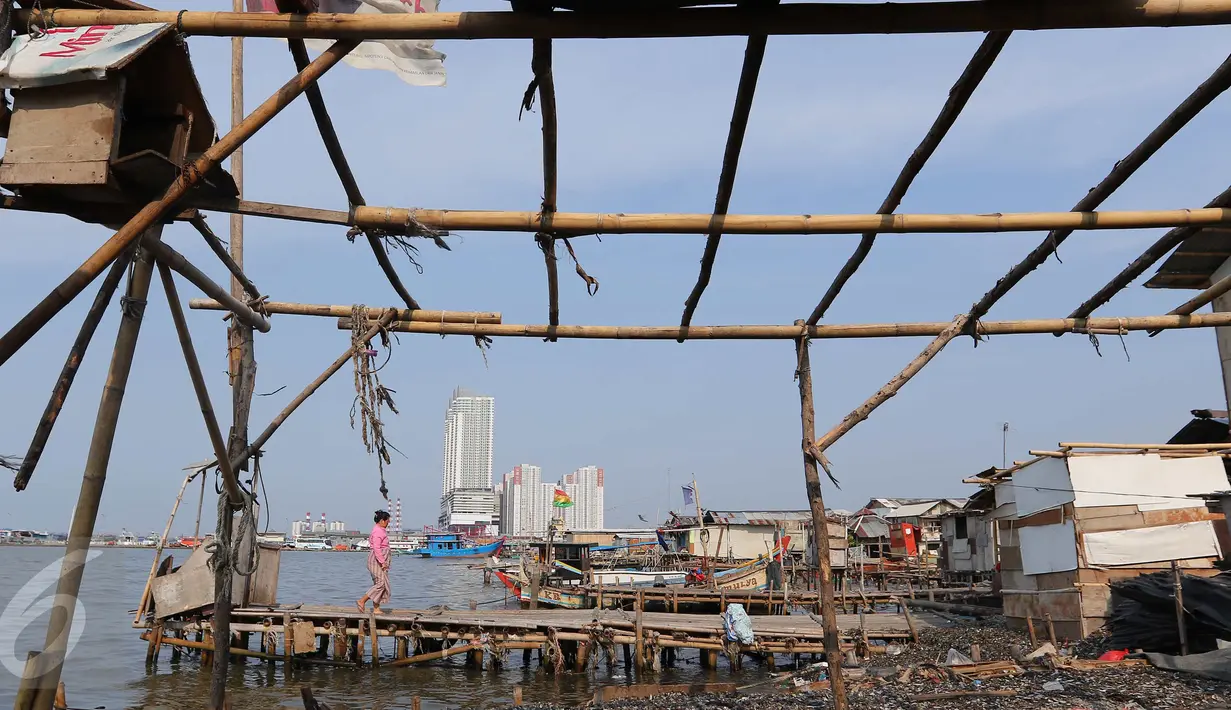Warga beraktivitas di pemukiman di Muara Angke, Jakarta, Rabu (3/8).Angka kemiskinan menurun bila dibandingkan kondisi pada Maret 2015 sebanyak 3,93%. (Liputan6.com/Angga Yuniar)