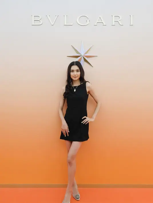 Tampil simple dengan minidress hitam, Mikha Tambayong terlihat menawan dengan heels dan kalung. [@miktambayong]