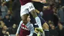 Bek Aston Villa, Kortney Hause melompat saat berebut bola dengan gelandang West Ham United, Tomas Soucek pada pekan sepuluh Liga Inggris di Villa Park, Minggu (31/10/2021). West Ham United mengandaskan tuan rumah Aston Villa dengan skor 4-1. (AP Photo/Rui Vieira)