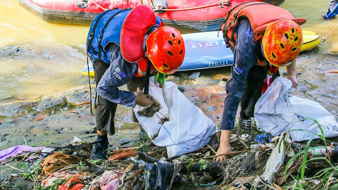 Hari Lingkungan Hidup Sedunia, 780 Kg Sampah Diangkut dari Sungai Ciliwung dalam Sehari