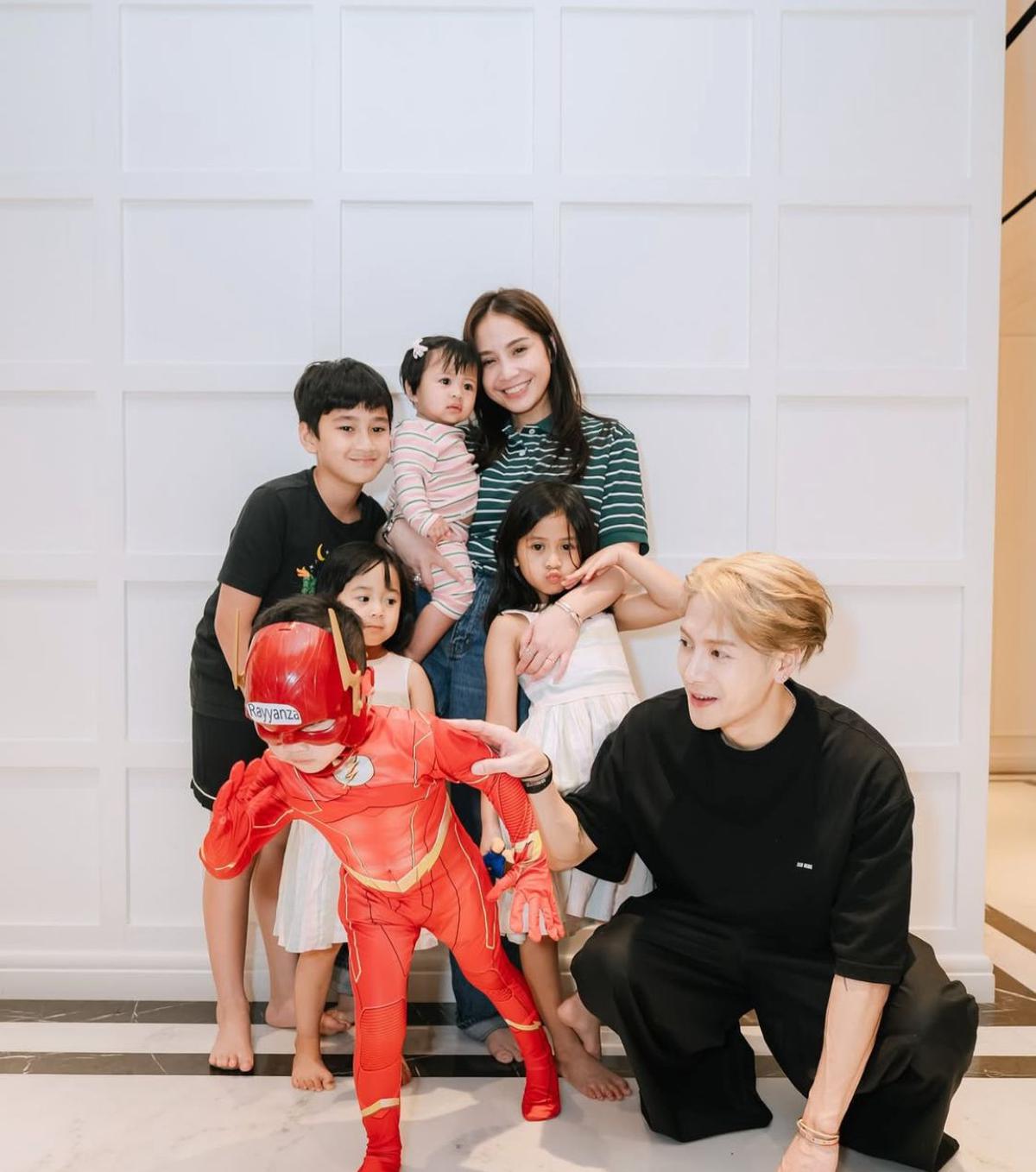 3 Potret Jackson Wang di Rumah Raffi Ahmad, Rayyanza Tampil Menggemaskan dengan Kostum Superhero