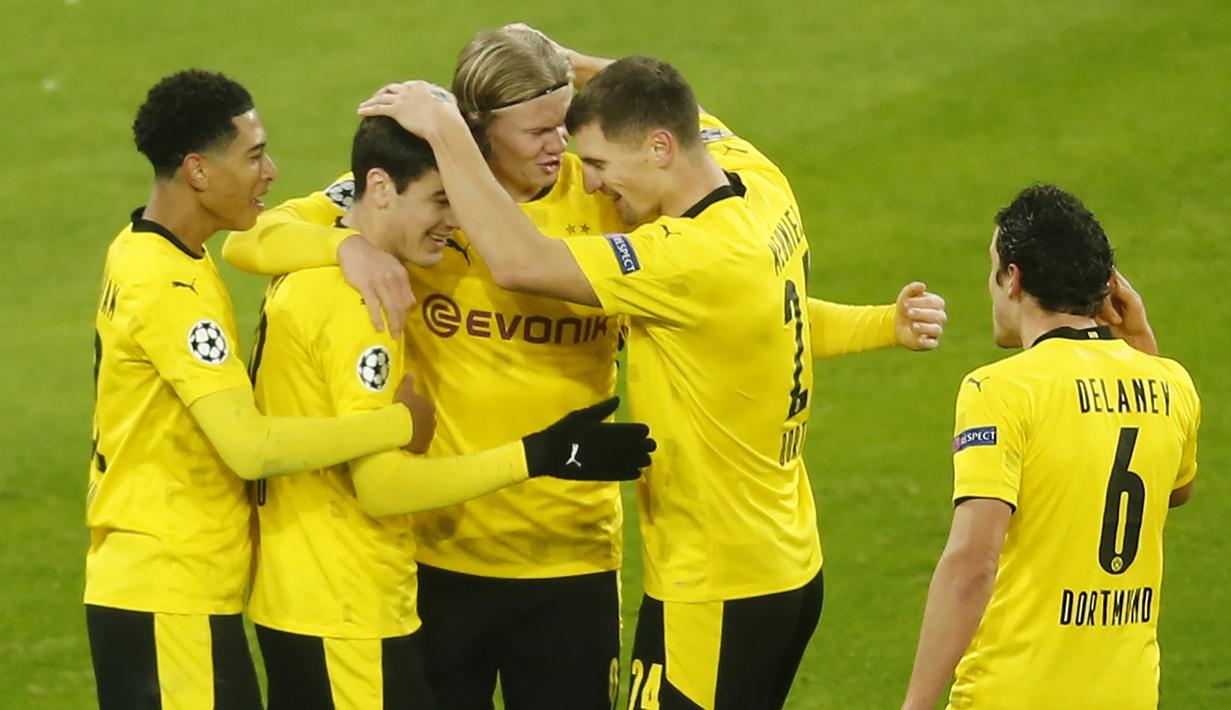 Pemain Borussia Dortmund merayakan gol yang dicetak Erling Braut Haaland ke gawang Club Brugge pada laga lanjutan Liga Champions di Signal Iduna Park, Rabu (25/11/2020) dini hari WIB. Borussia Dortmund menang 3-0 atas Club Brugge. (AFP/Leon Kuegeler/pool)