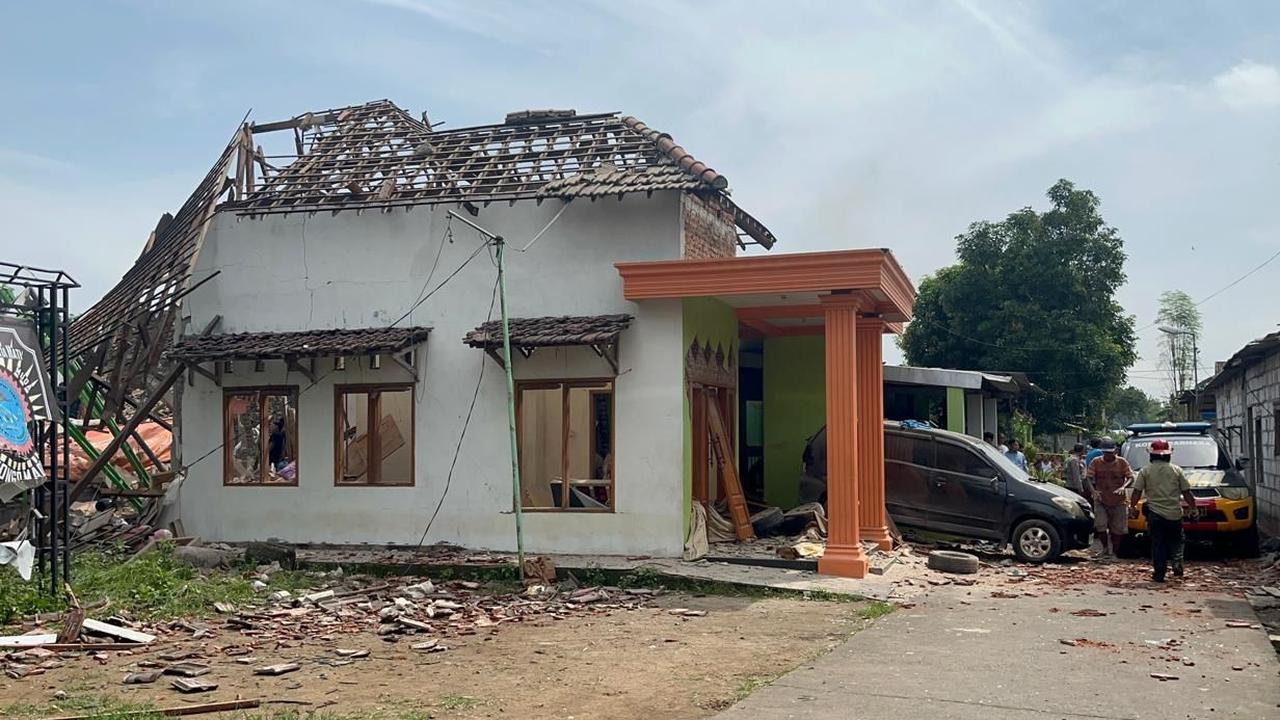 Rumah polisi di Mojokerto meledak