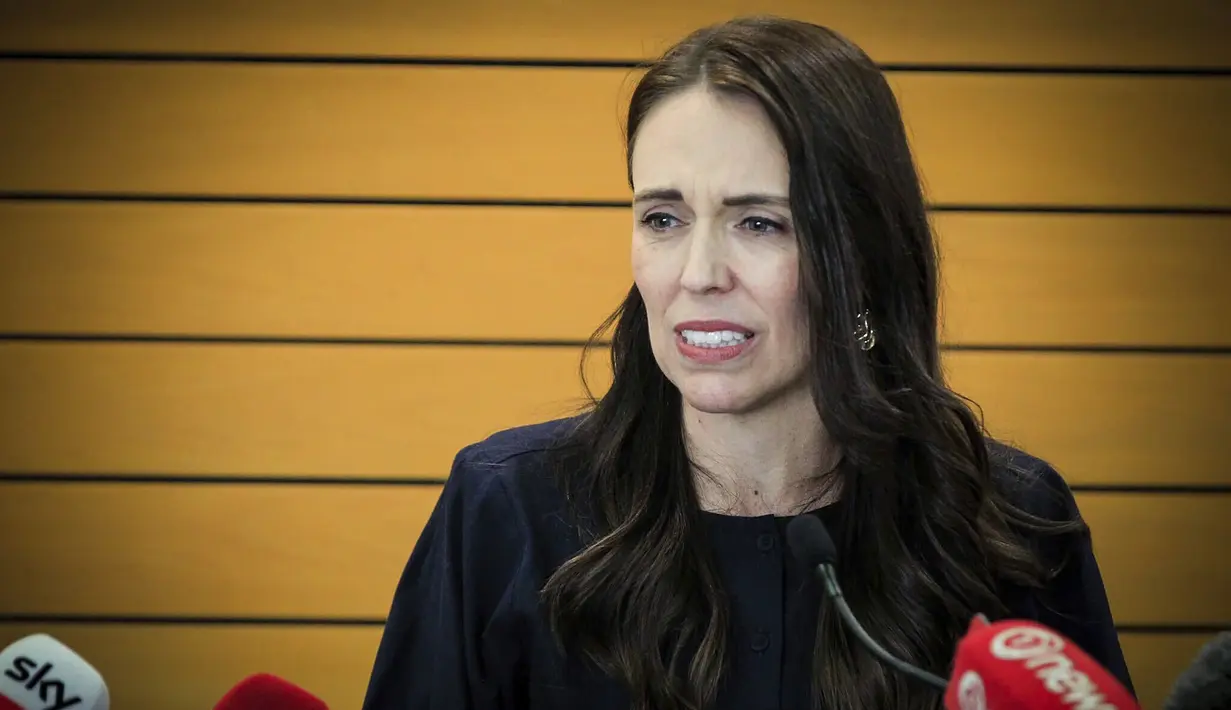Jacinda Ardern menangis saat mengumumkan pengunduran dirinya menjadi PM Selandia Baru pada konferensi pers di Napier, Selandia Baru, Kamis (19/1/2023). Ardern menjadi kepala pemerintahan perempuan termuda di dunia usai terpilih sebagai perdana menteri pada 2017. Saat itu usianya 37 tahun.  (Warren Buckland/New Zealand Herald via AP)