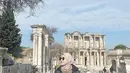 Seperti ini momen seru Zee Zee saat mengunjungi Efesus, sebuah kota yang sarat akan sejarah. Dia tampil chic dengan memadukan leather puff jacket, dress hitam, hijab, dan scarf. (Instagram/zeezeeshahab).