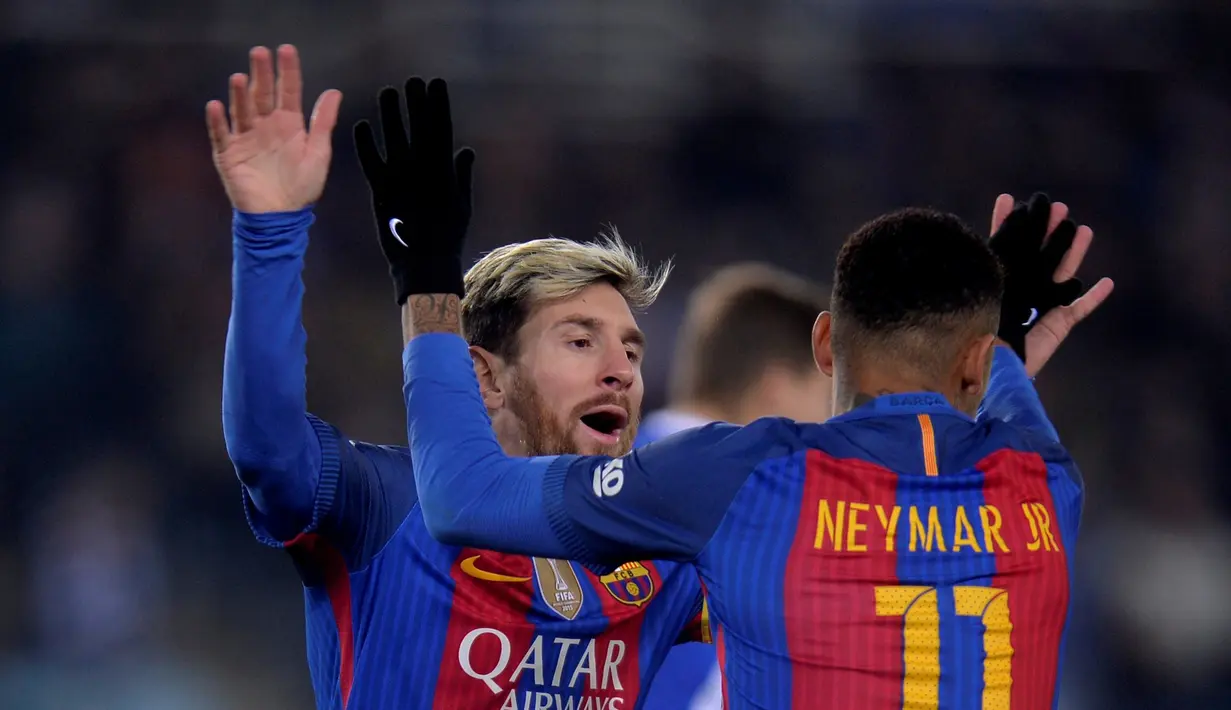 Striker Barcelona, Lionel Messi, mencetak gol balasan ke gawang Real Sociedad pada pekan ke-13 La Liga Spanyol di Estadio Municipal de Anoeta, Minggu (27/11/2016). (Reuters/Vincent West)