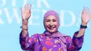 Deswita Maharani juga hadir mengenakan daster warna ungu dengan motif colorfull. Serasi dengan pashmina warna senada. [@sarwendah29]