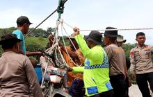 Polres Bener Meriah & Brimob Pasang Tali Sling, Jadi Jalur Penyeberangan Darurat Warga Pasca Bencana Banjir Bandang