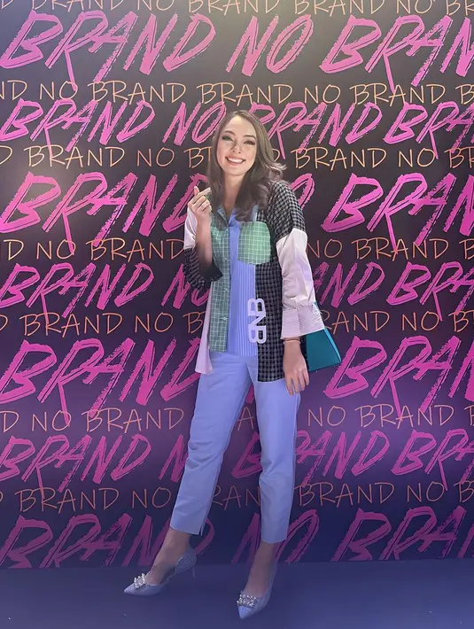 Masuk barisan geng cendol, Reisa Broto Asmoro padukan kemeja kotak-kotak multiwarna dengan skinny pants. Skinny pants berwarna blue sky terlihat senada dengan heels yang dikenakan [@reisabrotoasmoro]