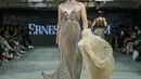 Putri Indonesia 2013 Whulandary Herman tampil bak dewi dalam balutan gaun emas berkilauan rancangan Ernesto Abraham. [Foto: JF3].