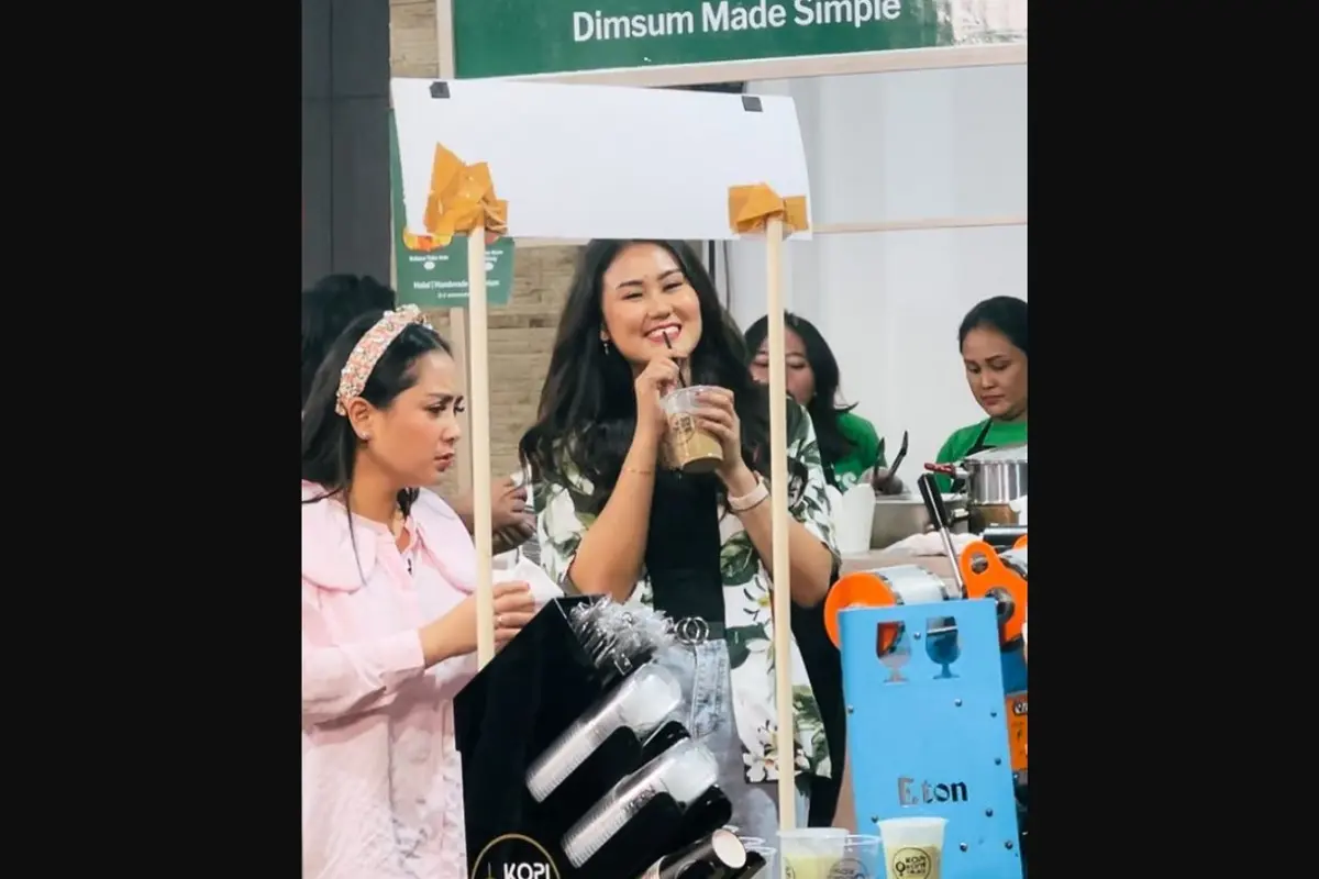 Salah satu food vlogger adalah Clara Monica yang punya misi untuk mempromosikan para pelaku UMKM lewat konten yang diunggahnya di platform sosial media.