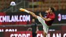 Penyerang AC Milan, Zlatan Ibrahimovic, saat melakukan pemanasan sebelum pertandingan menghadapi Bologna pada laga Liga Italia di Stadion San Siro, Selasa (22/9/2020) dini hari WIB. AC Milan menang 2-0 atas Bologna. (AFP/Miguel Medina)
