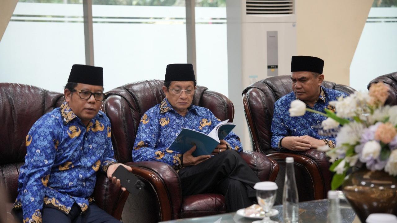 Menag Nasaruddin Umar saat menerima Laporan Hasil Pengawasan (LHP) Triwulan III Tahun 2025