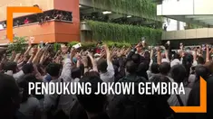 Para pendukung Jokowi-Ma'ruf merayakan kemenangan hasil hitung cepat pemilu dengan meneriakkan yel-yel dan berebut bersalaman dengan Jokowi.