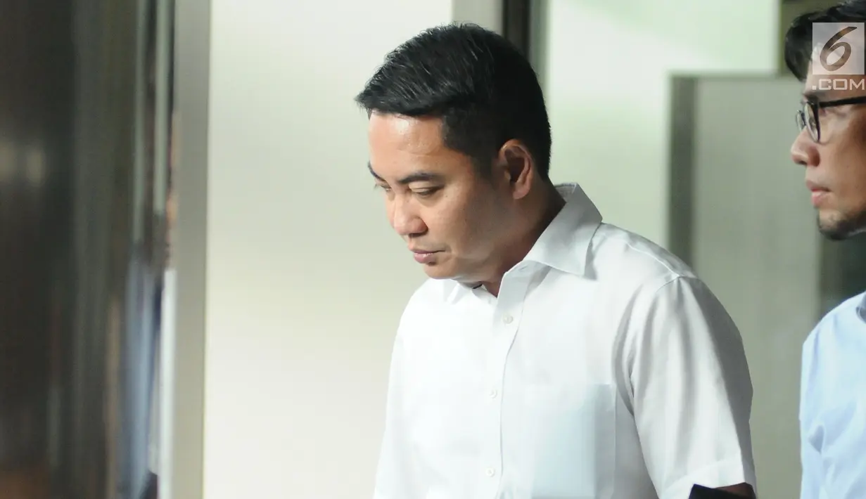 Politisi Partai Golkar, Fayakhun Andriadi saat meninggalkan Gedung KPK, Jakarta, Rabu (27/12). Fayakhun dimintai keterangan sebagai saksi dugaan suap pengadaan alat satelit monitoring di Bakamla-RI. (Liputan6.com/Helmi Fithriansyah)